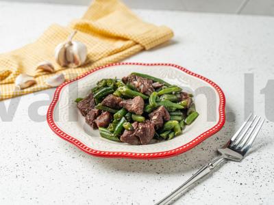 Jautiena su troškinta žaliąja pupelių pagrindine nuotrauka