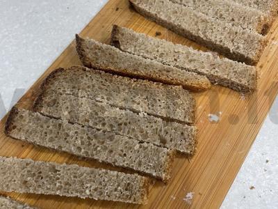 Česnakiniai skrudinti duonos gabaliukai Žingsnis 1