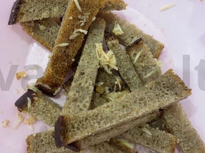 Česnakiniai skrudinti duonos gabaliukai Žingsnis 3