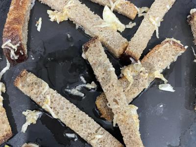 Česnakiniai skrudinti duonos gabaliukai Žingsnis 4