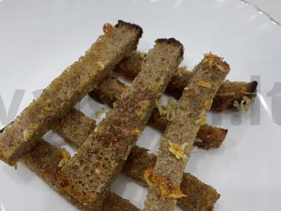 Česnakiniai skrudinti duonos gabaliukai pagrindine nuotrauka