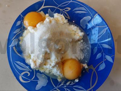 Varškės spurgos su džiovintomis abrikosais Žingsnis 2