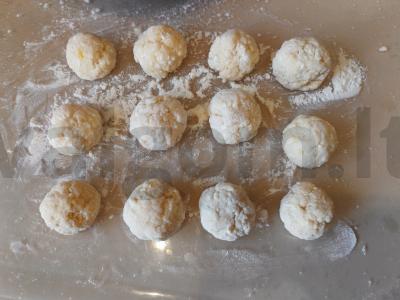 Varškės spurgos su džiovintomis abrikosais Žingsnis 5