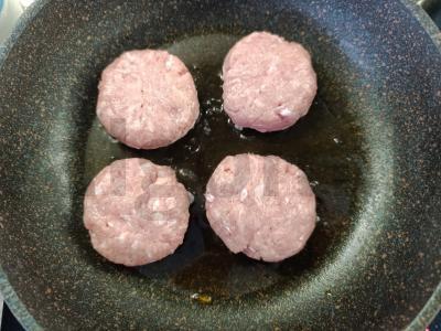 Švelnūs kalakutienos kotletai grietinėlės ir pomidorų padaže Žingsnis 1