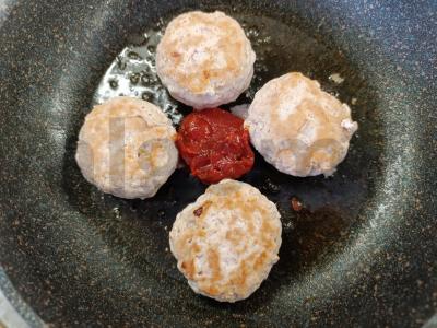 Švelnūs kalakutienos kotletai grietinėlės ir pomidorų padaže Žingsnis 3