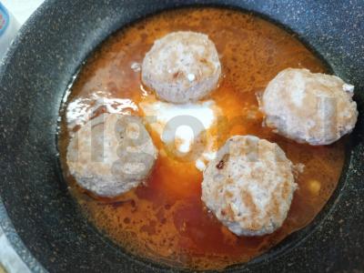 Švelnūs kalakutienos kotletai grietinėlės ir pomidorų padaže Žingsnis 4