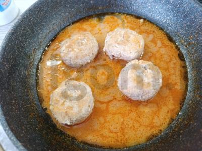 Švelnūs kalakutienos kotletai grietinėlės ir pomidorų padaže pagrindine nuotrauka