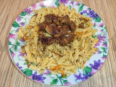 Makaronai su jautienos troškiniu per 30 minučių pagrindine nuotrauka