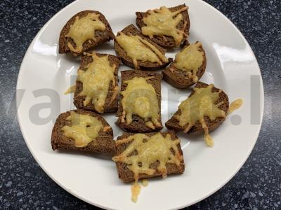 Ruginiai skrebučiai su sūriu per 20 minučių pagrindine nuotrauka