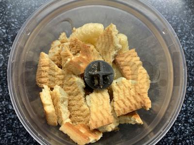 Saldainiai iš sausainių, kukurūzų lazdelės ir grietinės Žingsnis 1