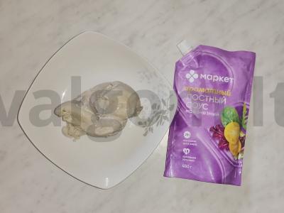 Salotas „Gribų krepšelis“ su pievagrybiais, daržovėmis ir sūriu Žingsnis 1