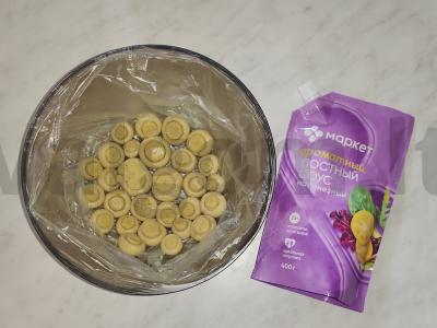 Salotas „Gribų krepšelis“ su pievagrybiais, daržovėmis ir sūriu Žingsnis 3