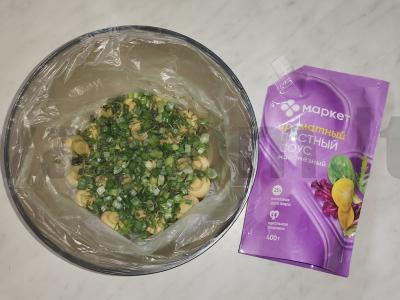 Salotas „Gribų krepšelis“ su pievagrybiais, daržovėmis ir sūriu Žingsnis 4