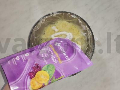 Salotas „Gribų krepšelis“ su pievagrybiais, daržovėmis ir sūriu Žingsnis 5