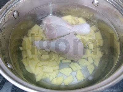 Vištienos sriuba su makaronais ir bulvėmis Žingsnis 2