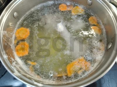 Vištienos sriuba su makaronais ir bulvėmis Žingsnis 3