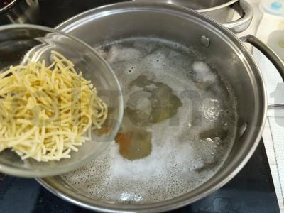 Vištienos sriuba su makaronais ir bulvėmis Žingsnis 5