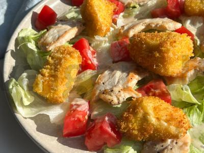 Salotas su vištiena ir kepta feta pagrindine nuotrauka