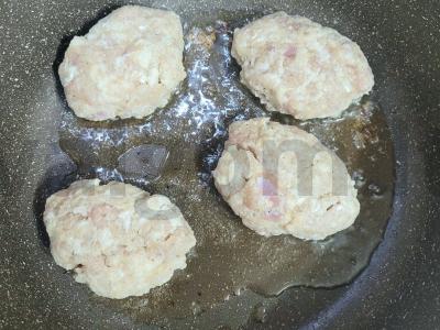 Švelnus bulvių košė su kotletais džiuvėsėliuose Žingsnis 4