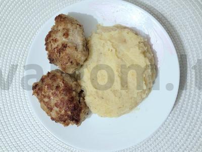 Švelnus bulvių košė su kotletais džiuvėsėliuose pagrindine nuotrauka