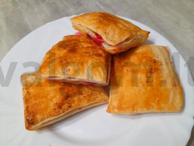 Sluoksniuotos tešlos bandelės su cinamonu ir uogiene pagrindine nuotrauka