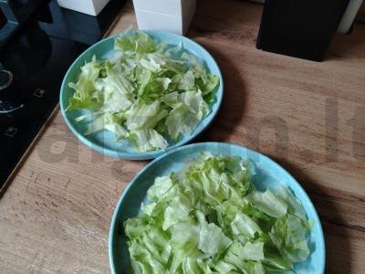 Salotas su vištienos šniceliu, pomidorais ir sausainiais Žingsnis 1