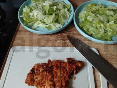 Salotas su vištienos šniceliu, pomidorais ir sausainiais Žingsnis 3