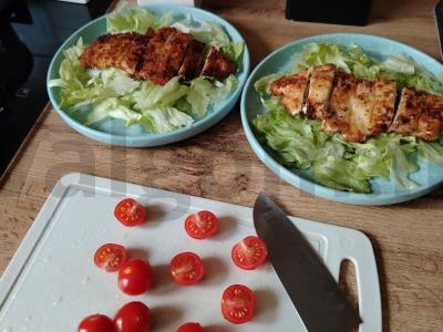 Salotas su vištienos šniceliu, pomidorais ir sausainiais Žingsnis 4