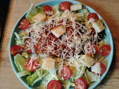 Salotas su vištienos šniceliu, pomidorais ir sausainiais Žingsnis 7