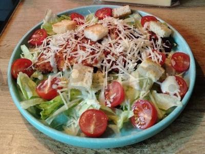 Salotas su vištienos šniceliu, pomidorais ir sausainiais pagrindine nuotrauka