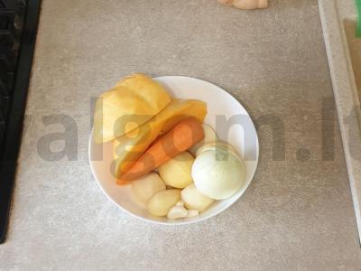 Grietininis moliūgų kremas su skrudinta duona Žingsnis 1