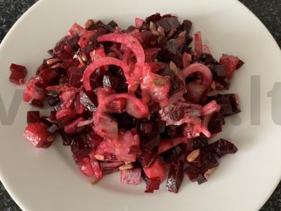 Salotos su burokėliais, silke ir sėklomis pagrindine nuotrauka