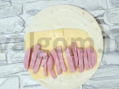 Auksinė tortilija su kumpiu, sūriu ir agurku Žingsnis 3