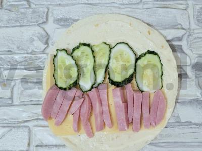 Auksinė tortilija su kumpiu, sūriu ir agurku Žingsnis 4