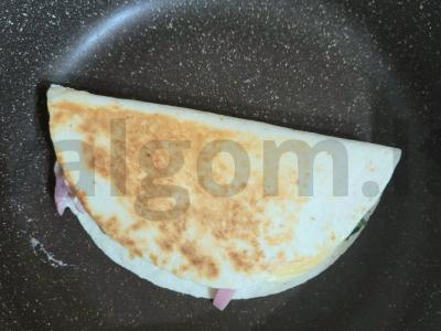 Auksinė tortilija su kumpiu, sūriu ir agurku Žingsnis 5