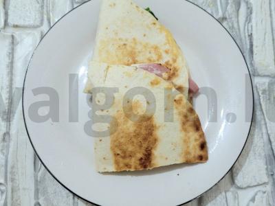 Auksinė tortilija su kumpiu, sūriu ir agurku pagrindine nuotrauka