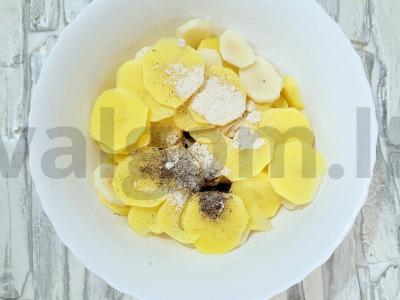 Jauni bulvės grietinėje su sūrio plutele Žingsnis 1