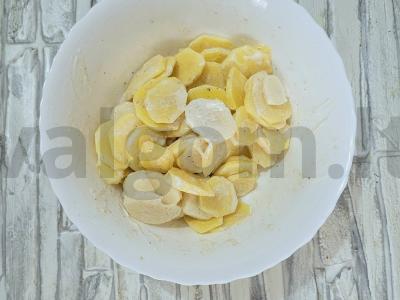 Jauni bulvės grietinėje su sūrio plutele Žingsnis 2