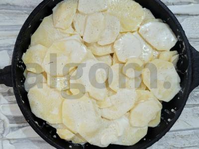 Jauni bulvės grietinėje su sūrio plutele Žingsnis 3