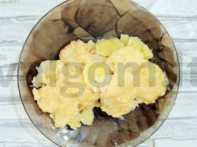 Jauni bulvės grietinėje su sūrio plutele pagrindine nuotrauka