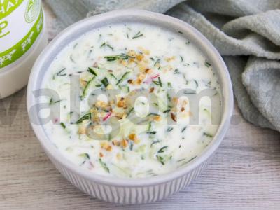 Šaltas sriuba „Tarator“ su kefyru pagrindine nuotrauka