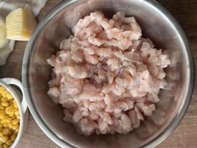 Smulkintos vištienos kotletai su sūriu ir kukurūzais Žingsnis 1