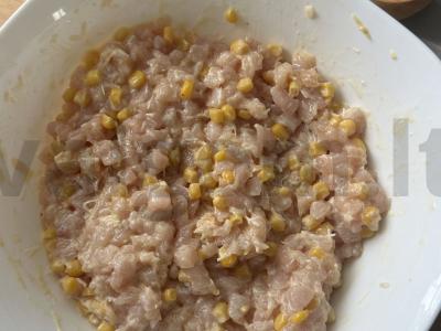 Smulkintos vištienos kotletai su sūriu ir kukurūzais Žingsnis 2