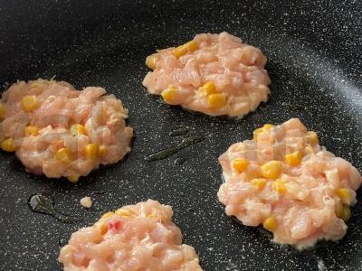 Smulkintos vištienos kotletai su sūriu ir kukurūzais Žingsnis 3