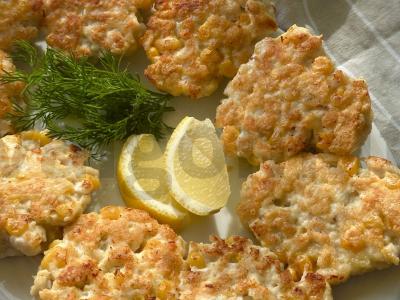 Smulkintos vištienos kotletai su sūriu ir kukurūzais pagrindine nuotrauka