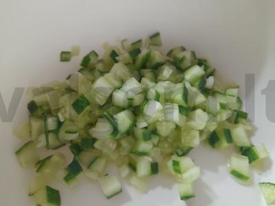 Daržovių ir krabų lazdelės salotas Žingsnis 4