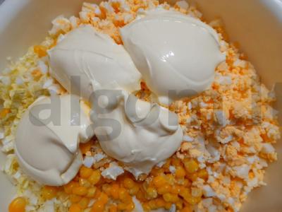 Daržovių ir krabų lazdelės salotas Žingsnis 7