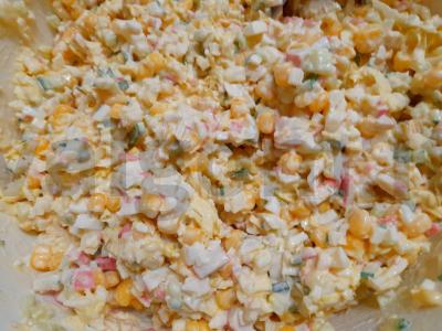 Daržovių ir krabų lazdelės salotas Žingsnis 8