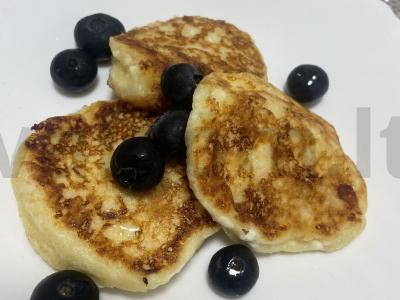 Sūrio pyragėliai iš lieso varškės su zefyrais pagrindine nuotrauka