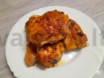 Kepti vištienos šlaunelės su šašlyko prieskoniu pagrindine nuotrauka